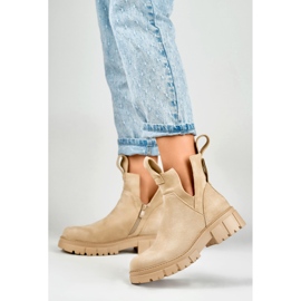 Botas de mujer beige claro en la plataforma. 4