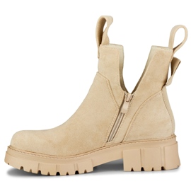 Botas de mujer beige claro en la plataforma. 2