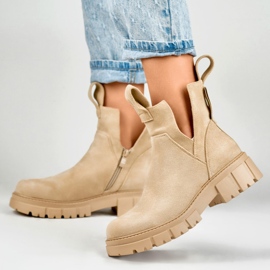 Botas de mujer beige claro en la plataforma. 8