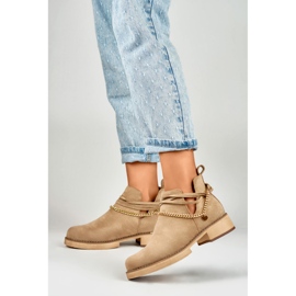 Botas de mujer beige con cadena. 6