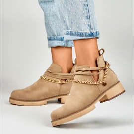 Botas de mujer beige con cadena. 3
