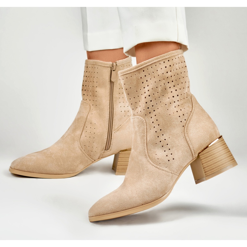 Botas de mujer caladas de color beige claro con tacón bajo. 2 Botas de mujer caladas de color beige claro con tacón bajo. 2
