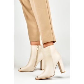 Botas de mujer beige con pincho decorativo 4