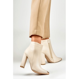 Botas de mujer beige con pincho decorativo 5
