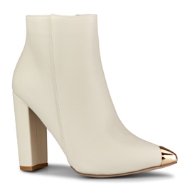 Botas de mujer beige con pincho decorativo 7