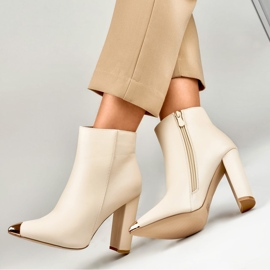Botas de mujer beige con pincho decorativo 8