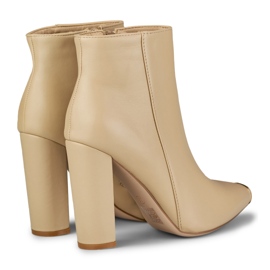 Botas de mujer beige oscuro con pincho decorativo 1