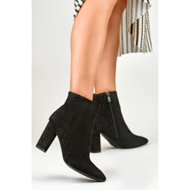 Botas clásicas de mujer de ante en el poste. beige 5