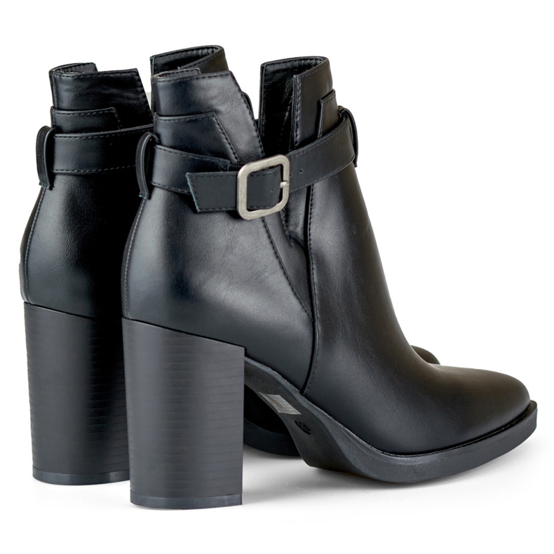 Botas negras recortadas para mujer en un poste beige 1 Botas negras recortadas para mujer en un poste beige 1