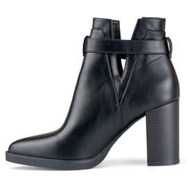 Botas negras recortadas para mujer en un poste beige 5