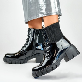 Botas de mujer negras lacadas en el poste. negro 7