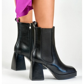 Botas negras de mujer con tacón alto. negro 6