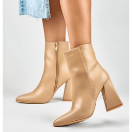 Botines beige sobre poste en forma de triángulo 8