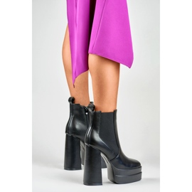 Botas negras en un poste alto y plataforma. negro 3