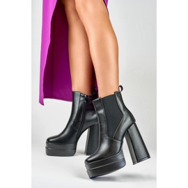 Botas negras en un poste alto y plataforma. negro 6