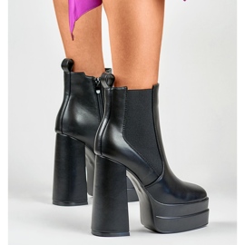 Botas negras en un poste alto y plataforma. negro 8