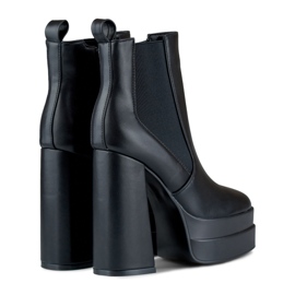 Botas negras en un poste alto y plataforma. negro 5