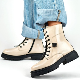 Trabajadoras de mujer beige lacado de Carole 6