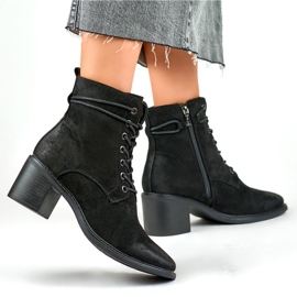 Botas negras con cordones en un tacón bajo negro 6