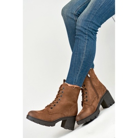 Botas de gamuza marrón en un poste cómodo. 5