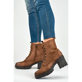Botas de gamuza marrón en un poste cómodo. 3