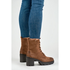 Botas de gamuza marrón en un poste cómodo. 4