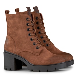 Botas de gamuza marrón en un poste cómodo. 2