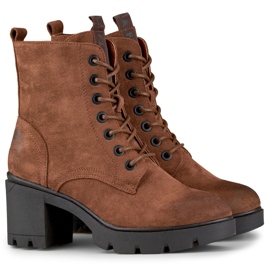 Botas de gamuza marrón en un poste cómodo. 6