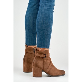 Botas marrones de mujer sobre un poste con hebilla decorativa marrón 5