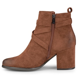Botas marrones de mujer sobre un poste con hebilla decorativa marrón 1