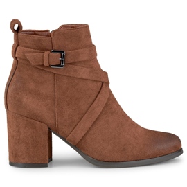 Botas marrones de mujer sobre un poste con hebilla decorativa marrón 6