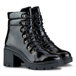 Botas de mujer negras lacadas en el poste. negro 2
