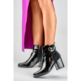 Elegantes botas negras de mujer con hebilla decorativa negro 4