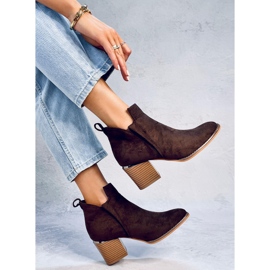 Botas de tacón Hallie Brown de ante marrón 4
