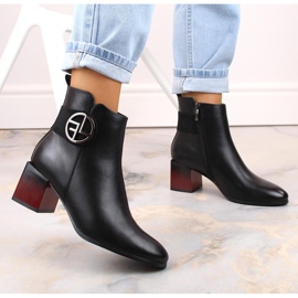 Botas de mujer en un poste decorativo negro Potocki SZ12227 5