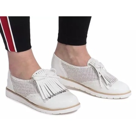 Mocasines blancos calados con flecos Pamole 2