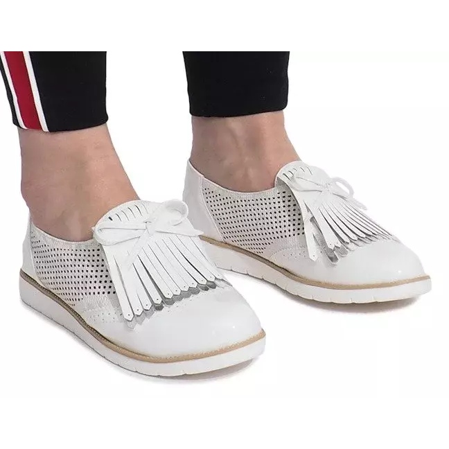 Mocasines blancos calados con flecos Pamole 1