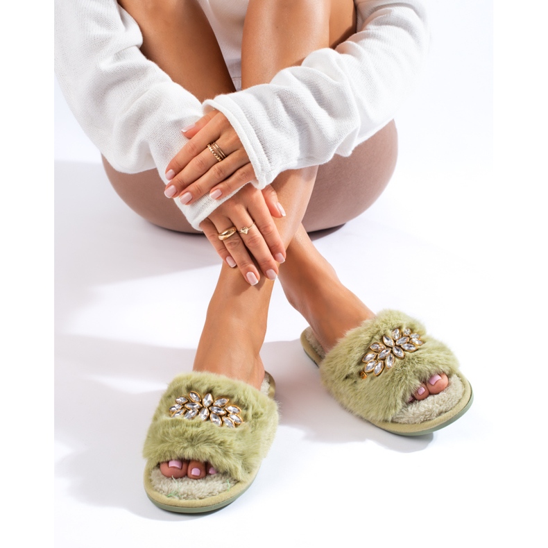 Pantuflas verde oliva con pelo y cristales de Shelovet 1