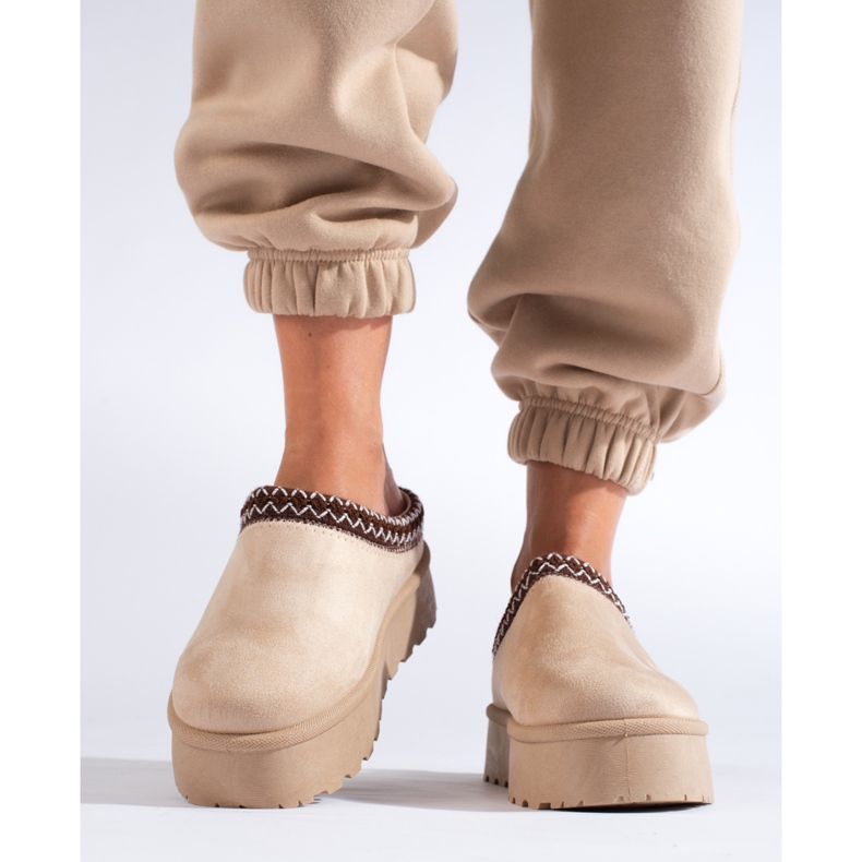 Pantuflas de ante beige con suela gruesa de Shelovet 1