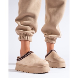 Pantuflas de ante beige con suela gruesa de Shelovet 2