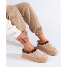 Pantuflas de ante beige con suela gruesa de Shelovet 3