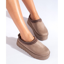 Pantuflas de ante beige oscuro con suela gruesa de Shelovet 1