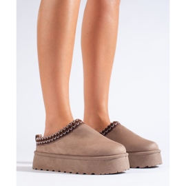 Pantuflas de ante beige oscuro con suela gruesa de Shelovet 3