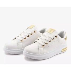 Deportivas blancas con accesorios dorados BO-550 blanco 3