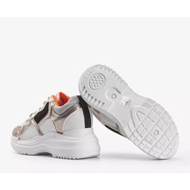 Zapatillas con cuña en blanco y dorado Alexandra 3