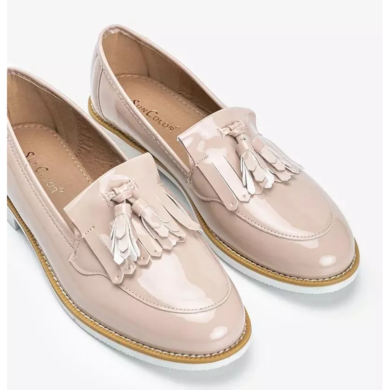 Zapatos lacados beige con flecos Lorena 1