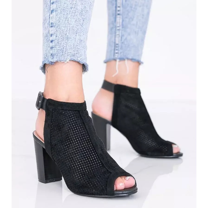 Sandalias negras caladas en el poste Veronika negro 1 Sandalias negras caladas en el poste Veronika negro 1