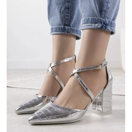 Bombas de plata en un poste de Strutt 1 Bombas de plata en un poste de Strutt 1