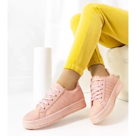Zapatillas rosas en la plataforma de Leonor rosado 1