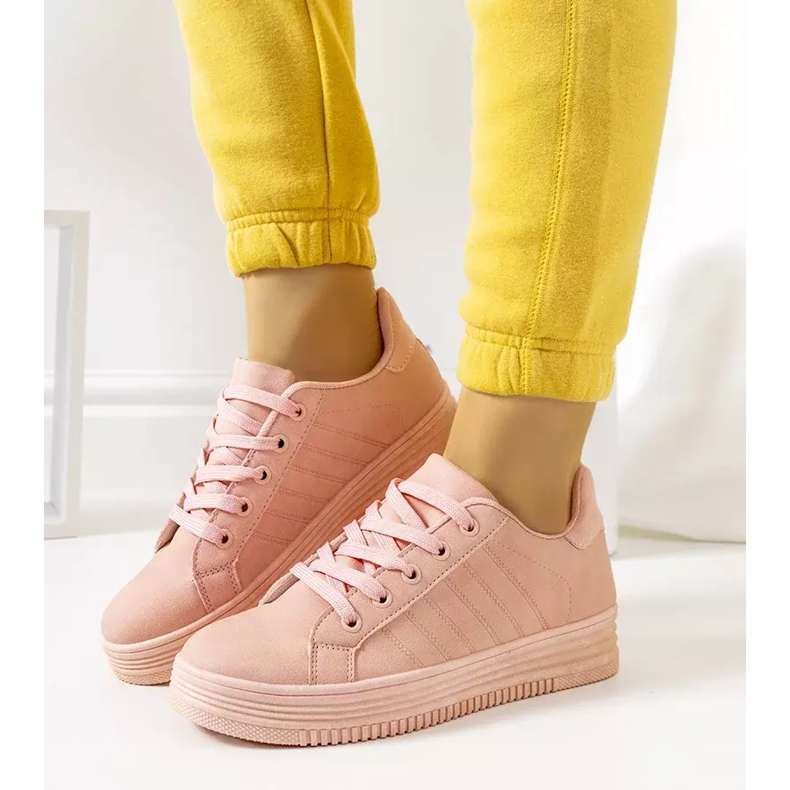 Zapatillas rosas en la plataforma de Leonor rosado 2